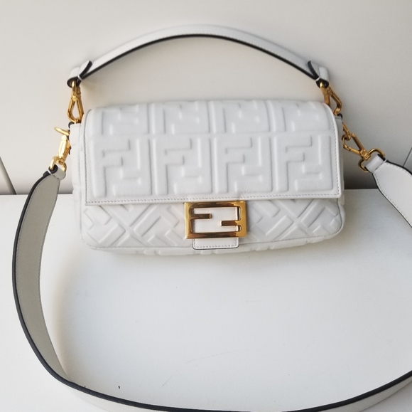 Authentic Fendi Baguette white off white with 2 detachable straps and dust bag - Picture 2 of 16